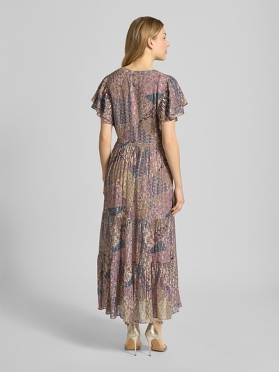 Frauenmodel trägt Midikleid aus Viskose-Mix mit Volantärmeln Modell 'PARETA' von Bash, taillierter Schnitt, Muster, Ganzkörperansicht Rückansicht.