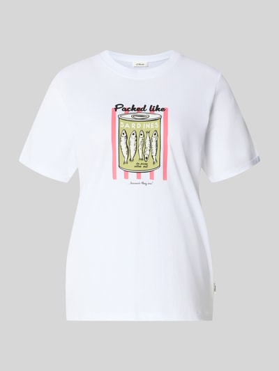 Frauenmodel trägt Regular Fit T-Shirt aus reiner Baumwolle von s.Oliver RED LABEL in Weiß mit buntem Print, Ganzkörperansicht von vorne.