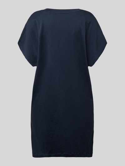 Frauenmodel trägt Oversized Nachthemd aus reiner Baumwolle von Marc O'Polo, efekt: jednolity kolor, krój oversized, popelina, bawełna, sukienka z krótkim rękawem, okrągły dekolt, wykończenie z rozcięciami po bokach, napis z logo, widok na całość z tyłu