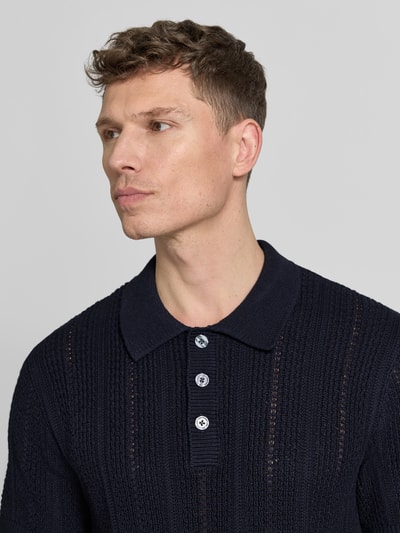 Männermodel trägt Slim Fit poloshirt met knoopsluiting van Jack & Jones Premium, katoenmix, polokraag, ruglengte maat M 72 cm, Nahaufnahme Oberkörper