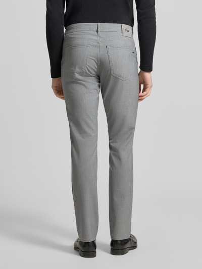 Männermodel trägt Hose mit Eingrifftaschen Modell 'Chuck' von Brax, grauer Material-Mix mit Viskose-Anteil, Regular-Fit, Ganzkörperansicht Rückansicht. Bundweite bei Größe 32/32: 43 cm, Innenbeinlänge: 84 cm.