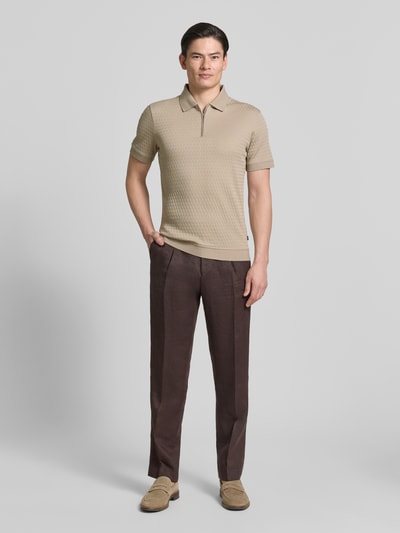 Männermodel trägt Slim Fit Poloshirt mit Reißverschluss Modell 'Franciscojose' von JOOP! Collection, Reine Baumwolle, Ganzkörperansicht von vorne.