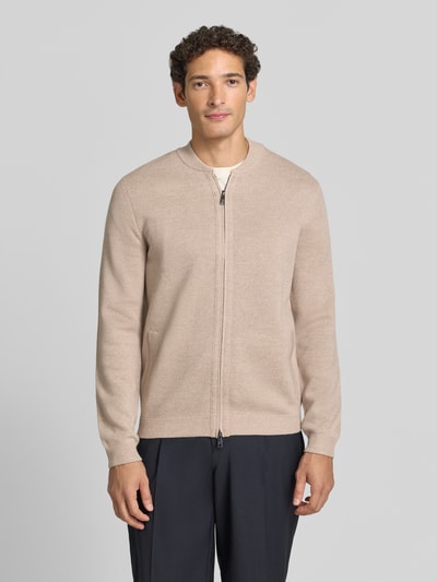 Männermodel trägt Slim Fit Strickjacke aus Baumwoll-Mix mit Stehkragen von Christian Berg Men, Zweiwege-Reißverschluss, Ganzkörperansicht von vorne.