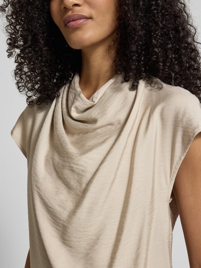 Frauenmodel trägt Drapiertes Blusentop aus Modal-Mix von Jake*s Collection in Beige mit Kappärmel und Drapierungen, Nahaufnahme Oberkörper.