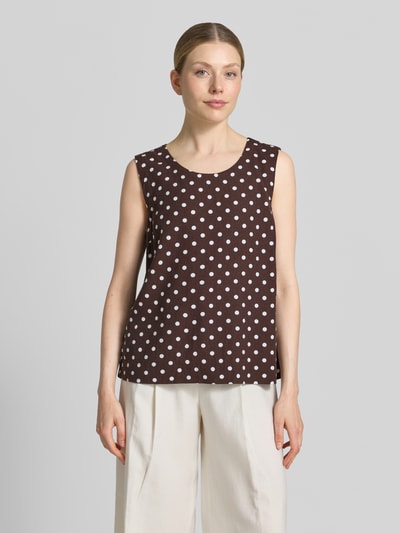 Frauenmodel trägt Tanktop mit Leinen-Anteil und Rundhalsausschnitt von FREE/QUENT im weißen Punktmuster auf braun, Viskose-Mix, Straight Fit, Ganzkörperansicht von vorne.
