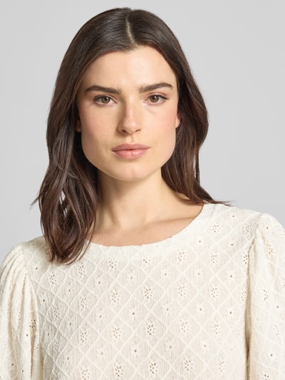 Modelka nosi Blusenshirt mit Lochstickerei Modell 'KIONA' von FREE/QUENT, mieszanka materiałów z dodatkiem streczu, krój regular fit, okrągły dekolt, kremowy kolor, faktura haft angielski, damska bluzka z krótkim rękawem, długość tyłu w rozmiarze S: 55 cm, długość rękawów w rozmiarze S: 33 cm, zbliżenie na górną część ciała
