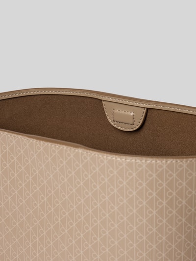 Produktfoto, Bucket Bag in Leder-Optik von CK Calvin Klein in Beige mit Allover-Logo-Print, Textur fein, Hauptfach mit Magnetverschluss, Detailaufnahme.