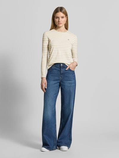 Frauenmodel trägt Longsleeve mit Label-Stitching von Gant in creme-weiß gestreift, Reine Baumwolle, Regular-Fit, Rundhalsausschnitt, Damen Longsleeve, Rückenlänge bei Größe S: 54 cm, Ganzkörperansicht von vorne.