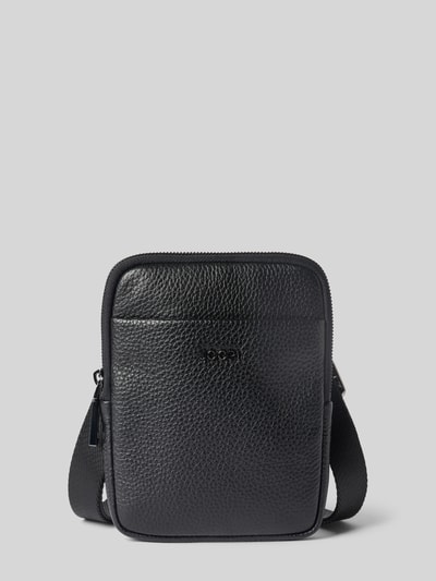 Produktfoto, schwarze Umhängetasche mit Label-Applikation Modell 'Cardona Rafael' von JOOP! COLLECTION, Hauptfach mit Reißverschluss, strukturierte Ledertextur, Schulterriemen, Breite 15 cm, Länge 20 cm, Tiefe 2 cm, Schulterriemen 90 cm.