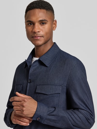 Männermodel trägt Regular Fit Overshirt mit klepzakken model 'Constantin' van CG - Club of Gents, materiaalmix met viscose, knoopsluiting, kentkraag, sportmanchetten, donkerblauw, Nahaufnahme Oberkörper.
