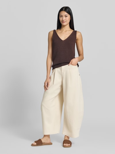 Vrouwenmodel draagt Barrel Fit Jeans met Steekzakken van Buena Vista, katoenmix met stretch, dames jeans, ganzebodyvooraanzicht.