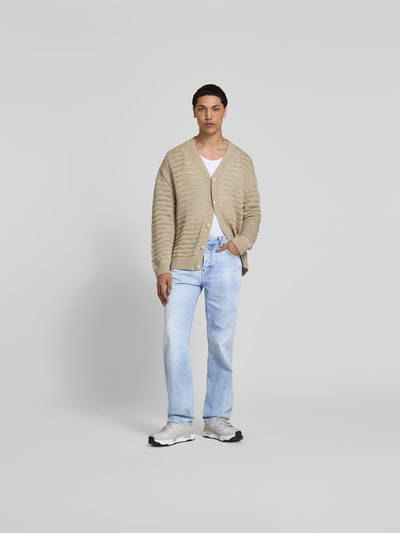 Männermodel trägt Straight Fit Jeans mit Logo-Patch von Dsquared2, helle Blautöne, 5-Pocket-Design, Baumwolle, Ganzkörperansicht von vorne.