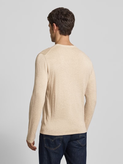 Męski model nosi beżowy Strickpullover mit Rundhalsausschnitt von Christian Berg Men z bawełny, regular fit, widok całej sylwetki z tyłu.