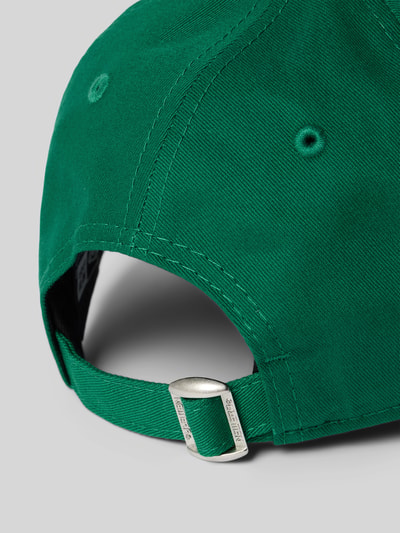 Produktfoto, Base Cap mit Motiv-Stitching von New Era, zielona bawełna, wyhaftowany motyw, wyhaftowane logo, curved visor, regulowane zapięcie strapback