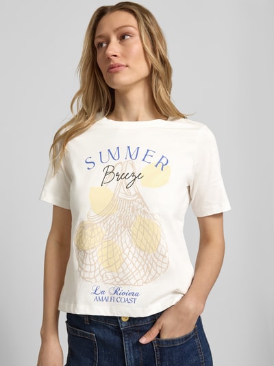 Frauenmodel trägt T-Shirt mit Motiv-Print und Rundhalsausschnitt von Christian Berg Woman Selection, Reine Baumwolle, Regular-Fit, Rückenlänge bei Größe 36: 55 cm, helle Farben, glatte Textur, Ganzkörperansicht von vorne.