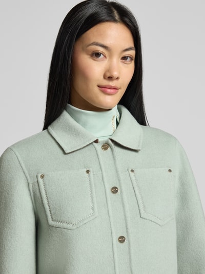 Frauenmodel trägt Jacke mit Knopfleiste und Brusttaschen von Marc Cain in Mintgrün, reine Baumwolle, Nahaufnahme Oberkörper.