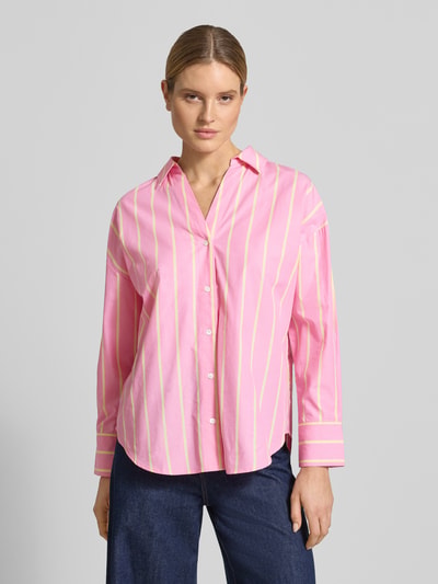 Frauenmodel trägt Relaxed Fit Hemdbluse mit V-Ausschnitt von Lanius in Rosa mit gelben Streifen, reine Baumwolle, Knopfleiste, Nahaufnahme Oberkörper.