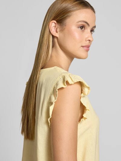 Kobieta-modelka nosi Regular Fit Bluzę aus Leinen-Viskose-Mix mit Rüschen od B.Young, lekka żółć, gładka faktura, model 'FALAKKA', V-dekolt, guzik, długość tyłu 34 cm, długość rękawa 5 cm; zbliżenie na górną część ciała z przodu