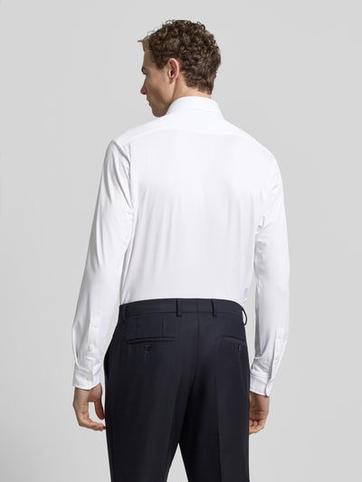 Męski model nosi Koszula casualowa Regular Fit Freizeithemd mit Kentkragen Modell 'LIAM' von BOSS, jednokolorowy, popelina, widok całej sylwetki z tyłu.
