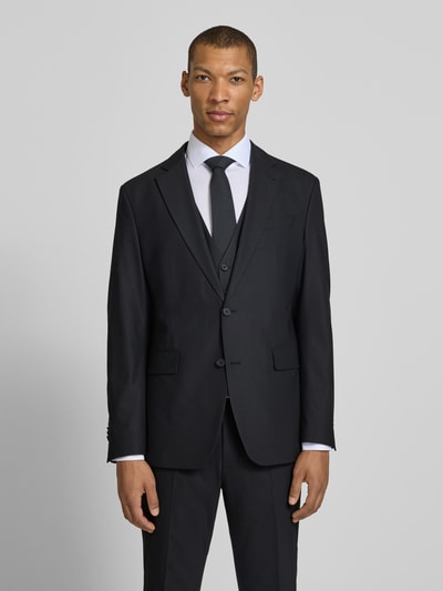 Männermodel trägt Slim Fit Sakko mit Schurwoll-Anteil Modell 'Totti' von CINQUE in Schwarz, glatte Struktur, Ganzkörperansicht von vorne. Sakko mit Reverskragen, Knopfleiste und Pattentaschen, elastischer Material-Mix.
