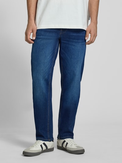 Männermodel trägt Regular Fit Jeans mit Eingrifftaschen Modell 'ROCK' von Blend, Baumwoll-Elasthan-Mix, Ganzkörperansicht von vorne.