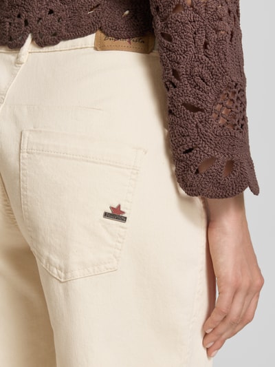Frauenmodel trägt Barrel Fit Jeans mit Bindegürtel von Buena Vista, cremefarben, Baumwoll-Mix mit Stretch, Nahaufnahme Rückansicht