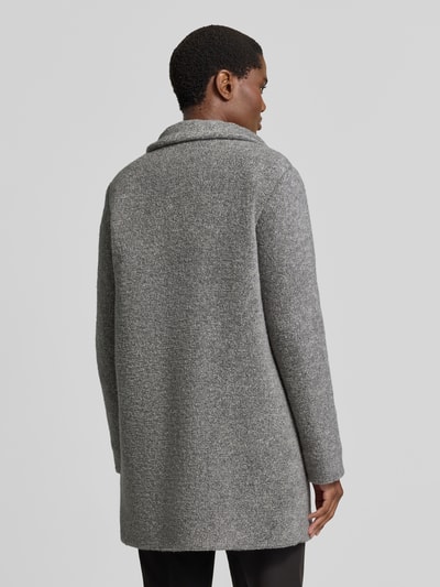 Frauenmodel trägt Regular Fit Mantel mit Baumwoll-Schrwoll-Anteil von FUCHS SCHMITT in Grau, strukturierte Oberfläche, Ganzkörperansicht Rückansicht. Rückenlänge 82 cm, Schulterbreite 42 cm, Brustweite 51 cm, Ärmellänge 64 cm.