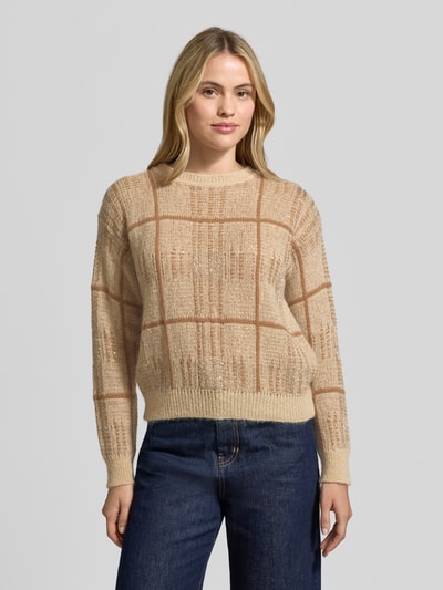Kobiece model prezentuje Pullover aus Mohair Woll Kaschmir Mix od MAX MARA STUDIO, beżowy sweter w kratkę, okrągły dekolt, długie rękawy, dzianinowa faktura, widok całej sylwetki z przodu.