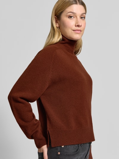Kobiece model nosi sweter z dzianiny z bawełny w kolorze brązowym, krój regular fit, stójka, Model 'LYZIMA' od DRYKORN, długość tyłu w rozmiarze S: 51 cm, długość rękawów w rozmiarze S: 61 cm, widok z przodu całej sylwetki.