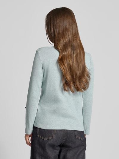 Vrouwenmodel draagt Regular Fit Langarmshirt uit katoenmix van Tom Tailor in effen two tone look met label stitching, ribstructuur, langemouw, V-hals, achteraanzicht van het hele lichaam.