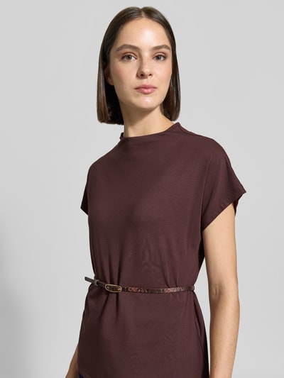 Frauenmodel trägt Regular Fit T-Shirt aus Baumwoll-Modal-Mix von zero in Dunkelbraun, schlichter Stehkragen, integrierter Gürtel, Damen T-Shirt, Nahaufnahme Oberkörper.