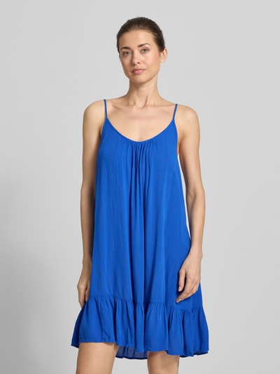 Modelka kobieca nosi Minikleid aus Viskose mit tiefem Rückenausschnitt od Shiwi, czysty niebieski A-linia, regulowane ramiączka, Szerokość w rozmiarze S: 35 cm, długość pleców S: 68 cm, Ganzkörperansicht von vorne.