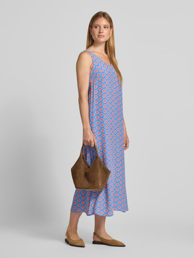 Frauenmodel trägt Midikleid aus Viskose mit V-Ausschnitt von Smith and Soul, Allover-Muster, A-Linie, blaue und rote Farbtöne, Ganzkörperansicht von vorne.