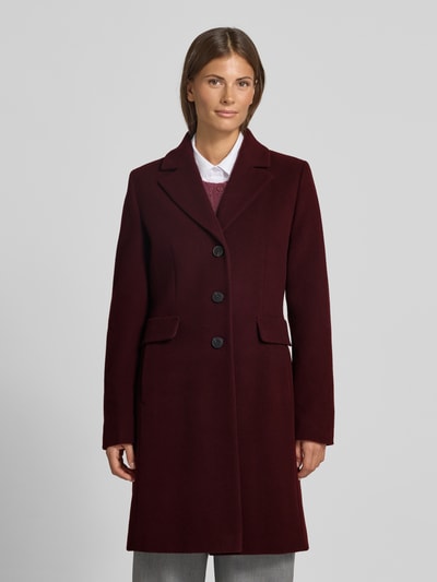 Vrouwenmodel draagt Mantel aus Woll-Mix mit Reverskragen und Pattentaschen van FUCHS SCHMITT in bordeaux, straight fit, knoopsluiting, klepzakken, mix van wol en kasjmier, ruglengte 95 cm, schouderbreedte 42 cm, borstwijdte 48 cm, mouwlengte 66 cm, geheelvooraanzicht.