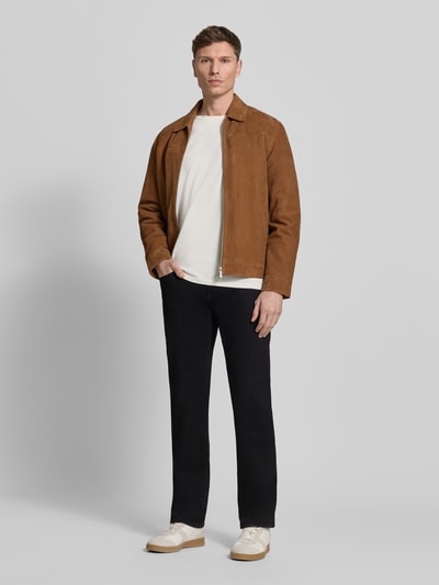 Männermodel trägt Slim Fit Jeans im 5-Pocket-Design Modell 'ANGELS' von Guess, dunkel, kombiniert mit weißem Shirt, Ganzkörperansicht von vorne. Baumwoll-Elasthan-Mix, Knopf- und Reißverschluss, 43 cm Bundweite, 82 cm Innenbein bei Größe 32/32.