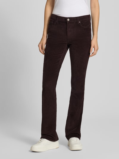 Vrouwenmodel draagt donkerbruine corduroy broek Fit and Flare Cordhose aus Baumwoll-Mix model 'MARY' van ONLY, dames, vooraanzicht, close-up onderste helft.