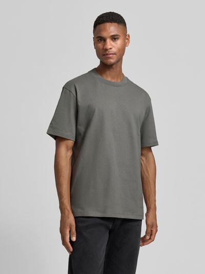 Männermodel trägt Regular Fit T-Shirt aus reiner Baumwolle Modell 'DAPOLINO' von HUGO, Optik: Unifarben, Label-Schriftzug, Ganzkörperansicht von vorne.