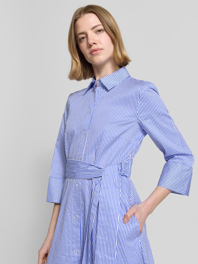 Frauenmodel trägt gestreiftes Midikleid mit Hemdblusenkragen Modell 'Alina' von Christian Berg Woman, reine Baumwolle, Nahaufnahme Oberkörper.