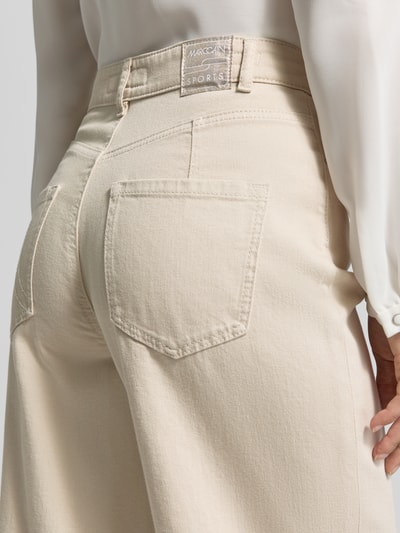 Männermodel trägt High Waist Wide Fit Jeans mit Wpuszczane kieszenie von Marc Cain, Mieszanka bawełny i elastanu, zapięcie na guzik i zamek błyskawiczny, Szerokość w rozmiarze 36: 36 cm, Długość wewnętrzna nogawki w rozmiarze 36: 82 cm, Ganzkörperansicht Rückansicht