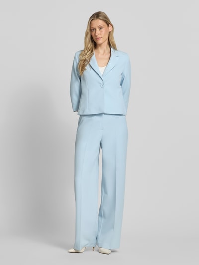Frauenmodel trägt Stoffhose mit Leistentaschen und Bügelfalte von More & More aus Material-Mix mit Stretch-Anteil, Straight Fit, Ganzkörperansicht von vorne.