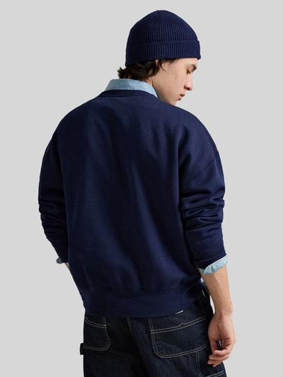Männermodel trägt Relaxed Fit Sweatshirt aus Baumwoll-Mix von Polo Ralph Lauren in Dunkelblau, unifarben, langarm, Ganzkörperansicht Rückansicht.