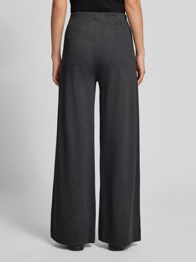 Vrouwenmodel draagt donkergrijze Wide Leg broek met elastische band van ARMEDANGELS, Dames wijdte broek, volledige achteraanzicht