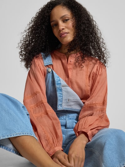 Frauenmodel trägt Barrel Fit Latzhose mit verstellbaren Trägern von JAKE*S STUDIO WOMAN, Denim, sichtbare Brusttasche, Nahaufnahme Oberkörper.