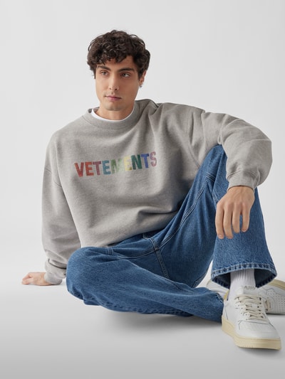 VETEMENTS Sweatshirt mit Label-Detail Mittelgrau Melange 6