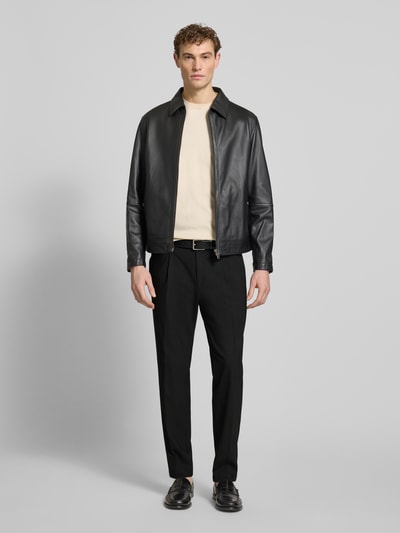Męski model trägt P&C Special - Exklusiv bei P&C Slim Fit Anzughose Modell 'Salto' von CINQUE, czarna, mieszanka bawełny, krój slim fit, kanty, szlufki na pasek, boczne i tylne kieszenie, zapięcie na haftkę i zamek błyskawiczny, szerokość w rozmiarze 50: 38 cm, długość wewnętrzna nogawki w rozmiarze 50: 75 cm, ganzkörperansicht von vorne.