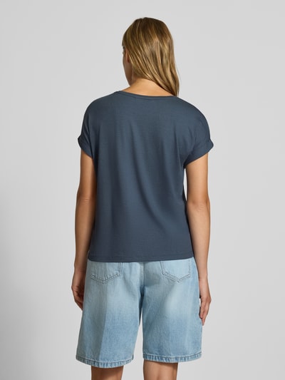 Frauenmodel trägt Regular Fit T-Shirt aus Viskose-Mix Modell 'MOSTER' von ONLY in Dunkelblau, kombiniert mit hellblauer Jeansshorts, Ganzkörperansicht Rückansicht, Damen T-Shirt von ONLY.