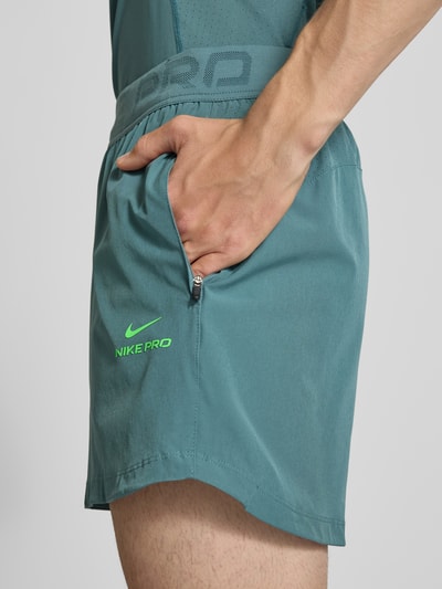Männermodel trägt Shorts mit Logo und elastischem Bund von NIKE TRAINING, Material-Mix mit Stretch-Anteil, Regular-Fit, Nahaufnahme Oberkörper.