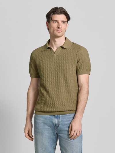 Männermodel trägt Poloshirt mit Polokragen und V-Ausschnitt von JAKE*S STUDIO MEN in Olive, reine Baumwolle, Body Fit, Ganzkörperansicht von vorne.