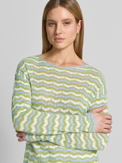 Frauenmodel trägt Strickpullover mit Rundhalsausschnitt von More & More im Allover-Look, Baumwoll-Mix, Regular-Fit, Nahaufnahme Oberkörper.
