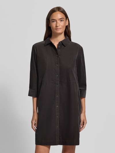 Frauenmodel trägt knielanges Kleid Modell 'Wicorda' von OPUS in unifarbener Optik mit durchgehender Knopfleiste und 3/4-Arm, Ganzkörperansicht von vorne.
